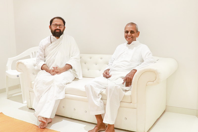 Pujya Gurudevshri Rakeshji with Pujyashri Gokulbhai Shah