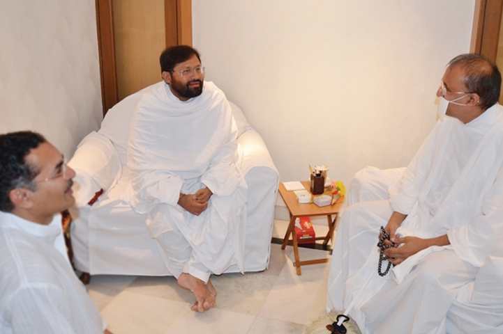 Pujya Gurudevshri Rakeshji with Pujyashri Namramuni Maharajsaheb