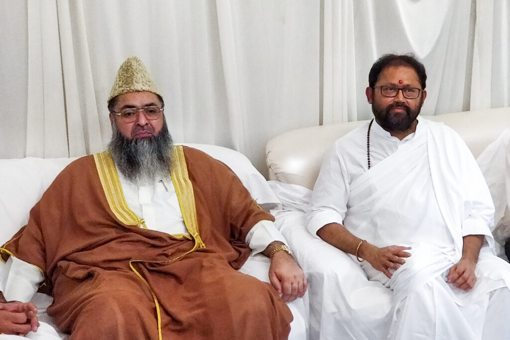 Pujya Gurudevshri Rakeshji with Imam Umer Ahmed Ilyasi