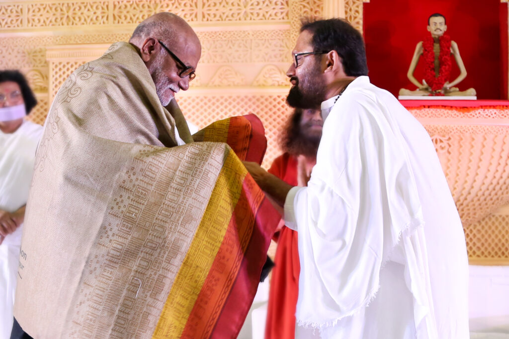 Pujya Gurudevshri Rakeshji with Pujyashri Morari Bapu