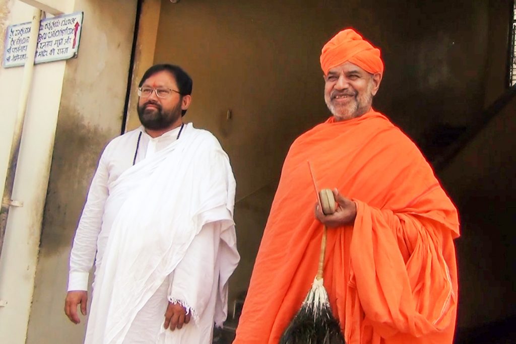 Pujya Gurudevshri Rakeshji with Pujyashri Charukeerthi Bhattaraka Swamiji