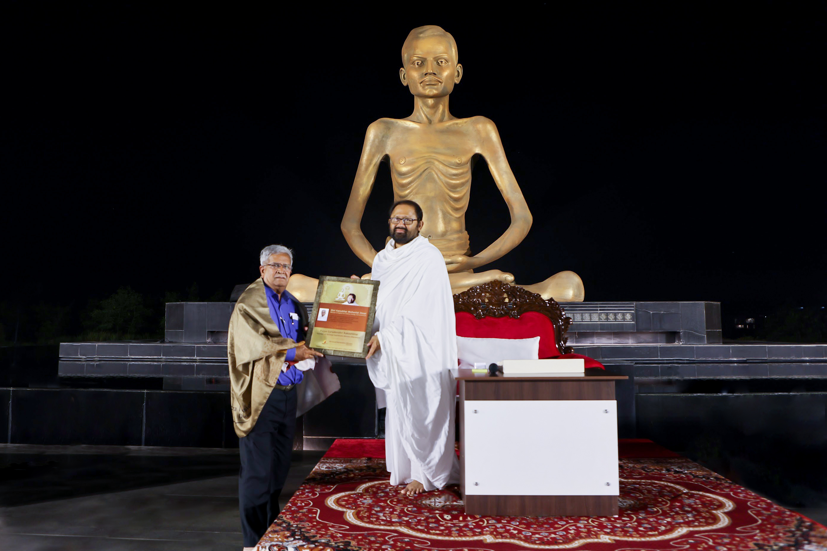 Pujya Gurudevshri Rakeshji with Hon’ble Minister of Finance, Minister of Energy, Government of Gujarat, Shri Kanu Desai